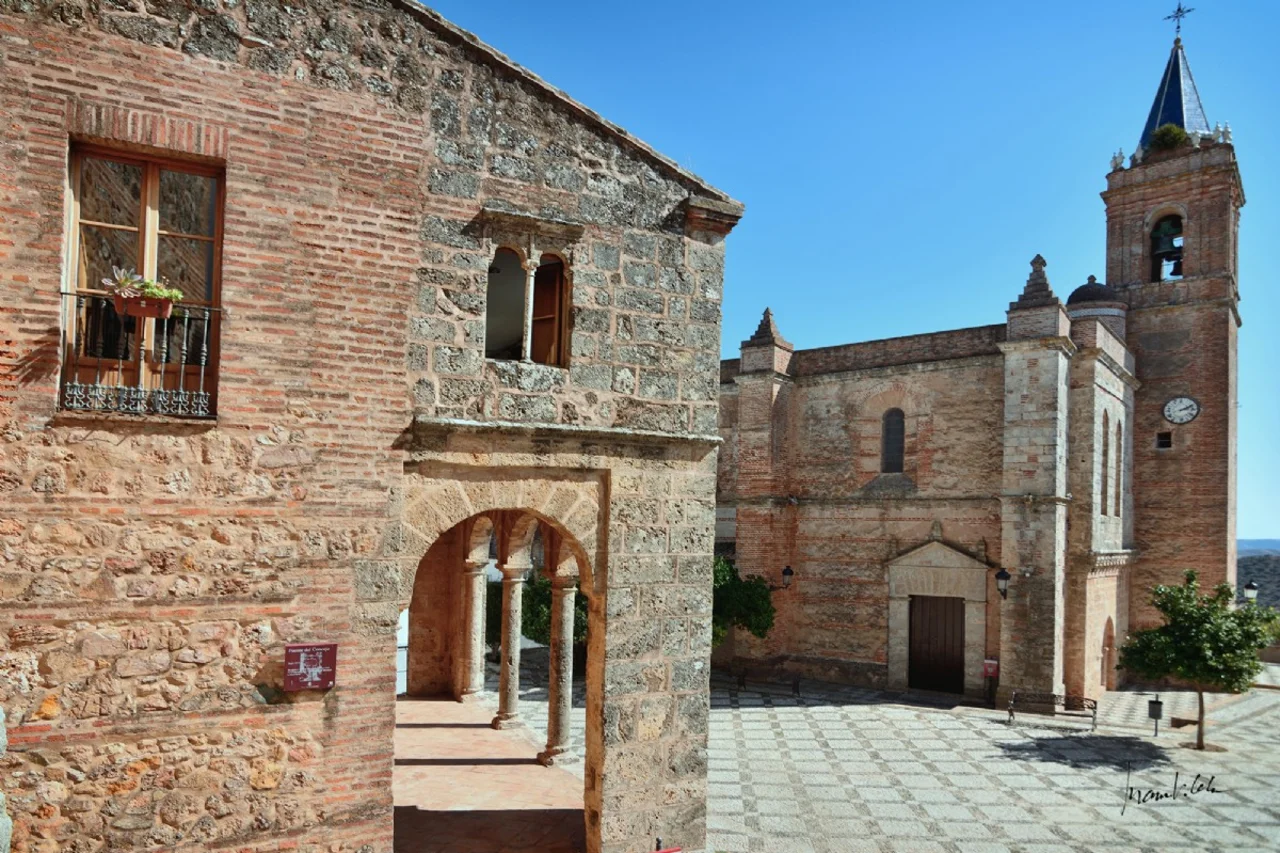 Parroquia, plaza y edificio del ayuntamiento de Zufre en Huelva
