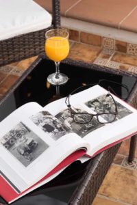 Detalles decorativos libro y zumo de naranja 1