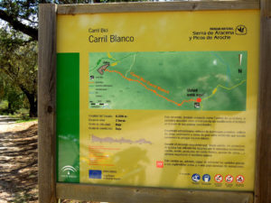 Cartel de la ruta de senderismo Carril blanco
