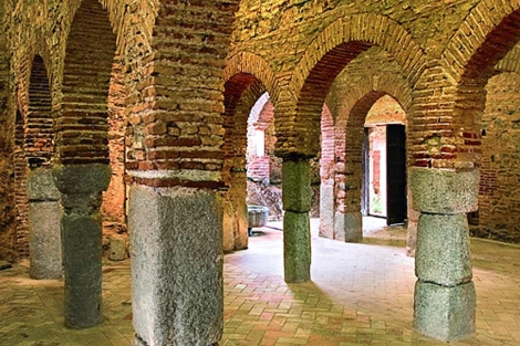 Interior con arcos y columnas de la mezquita almonaster la real