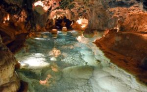 Lagos subterraneos de agua cristalina de la gruta de las maravillas