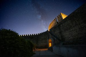 Vista nocturna del Castillo Fortaleza de Cumbres Mayores